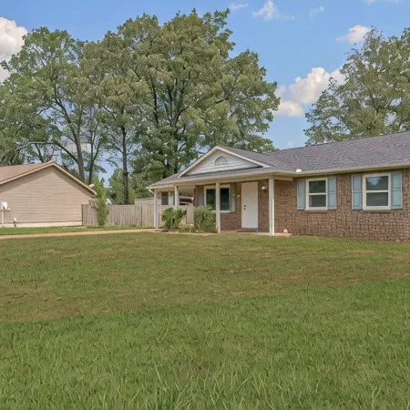 3Br Home Near Southside Complex, Fast WiFi, Fenced Yard, Sleeps 6