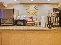 La Quinta Inn by Wyndham Orlando Airport West - breakfast