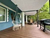 Blue Ridge Mountains Cabin • Mountain Bike Storage • Firepit • Outdoor Theater