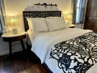 Cozy and comfortable. Just a few minutes walk to the Square and the University. - 4-Star
