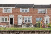 Charming Glenolden House Near Airport & Philadelphia Eagles Stadium - balcony