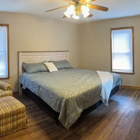 3-bedroom family friendly home on 4 acres near Hermann with WiFi, AC, deck