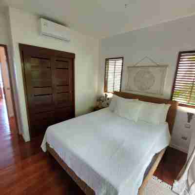 Stunning ocean views in completely renovated villa just 5 minutes from the beach Rooms
