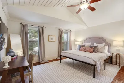Elegant Mid-city gem near City Park & Streetcar. Walk to Voodoo & Jazz Fest Hotels near Foilage Park