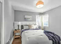 Stay in a charming 2-bedroom house in Omaha with WiFi, AC, and a peaceful vibe. - 방갈로