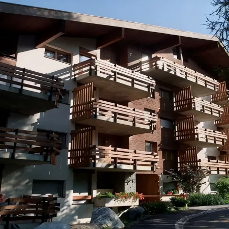 50 metres from the cable car, apartment with balcony, private collective parking, WIFI