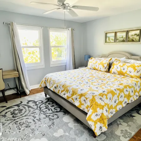 Walk to Beach! East of A1A Central beach. Newly renovated fully equipped.