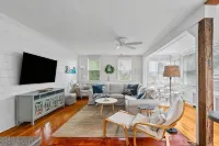 Beautiful downtown retreat, walk everywhere! - Kitchen