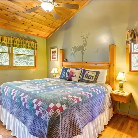 Katahdin Cabin, tranquil n rustic with inside hot tub, close to town! Romantic!