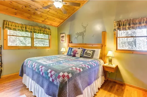Katahdin Cabin, tranquil n rustic with inside hot tub, close to town! Romantic! - 2つ星