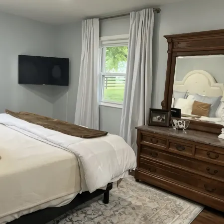 Remodeled gorgeous cottage overlooking horse farm. Family and work friendly.