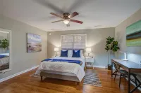 Classy Johns Island Retreat with King Bed + Firepit! - Homestays