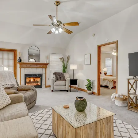 Beautiful Home with Amazing Back Patio. 3Br / 2BTH - Sleeps 8.