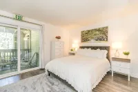 Slope-Side Studio Bliss: Ski-in/Ski-Out, Renovated at Blue, Hot Tub, Fast Wi-Fi - Pools
