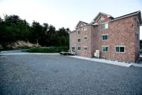 Samcheok Rainbow Pension - ที่มีสระว่ายน้ำ