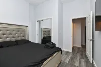 Times Square Stylish 5-Bedroom, 3-Bath Chic Duplex Apartment - Bungalows