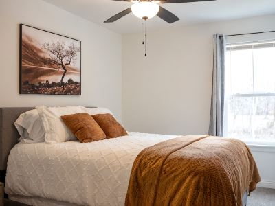 Townhouse mins to UofL & Churchill Downs/hot tub