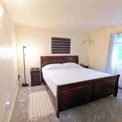 Centrally Located 2Br: Mins to Airport, Full Kitchen, WiFi & on-Site Laundry. Rooms