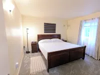 Centrally Located 2Br: Mins to Airport, Full Kitchen, WiFi & on-Site Laundry. - Condos
