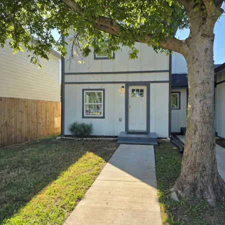 Bluebonnet Cottage Duplex in Downtown Denison--Perfect Blend of Charm & Comfort Отели в г. Денисон