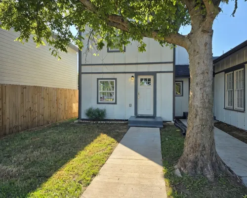 Bluebonnet Cottage Duplex in Downtown Denison--Perfect Blend of Charm & Comfort Hotele w: Denison
