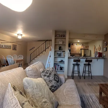 Cozy condo in Sparks, NV close to dining, shopping, and entertainment.