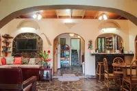 Family Friendly Waterfall Home with pool & Wi-Fi / 7p
