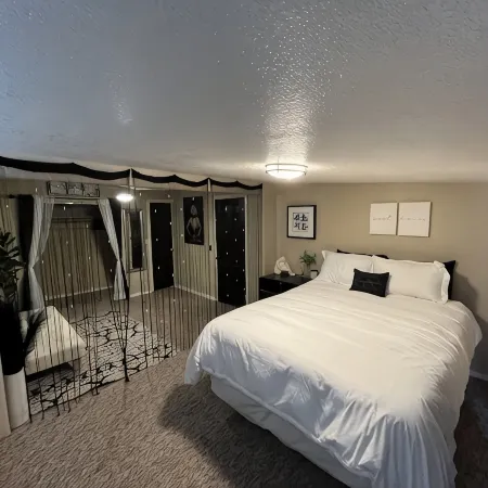 Welcome to the River House! Bright peaceful desert/river home.