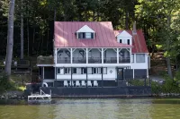Charming Lakefront Home: Big Porches, Kayaks & Room to Gather