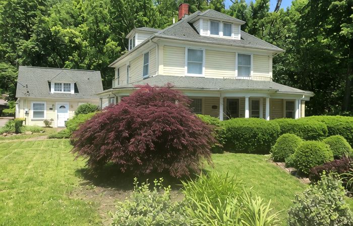 Beautiful Victorian built in 1912 “The Brookside Manor” in Berkeley Springs WV