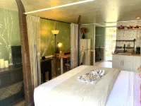 Waikiki Living, 4 blocks from surf, mountain views, king size bed and office! - บังกะโล