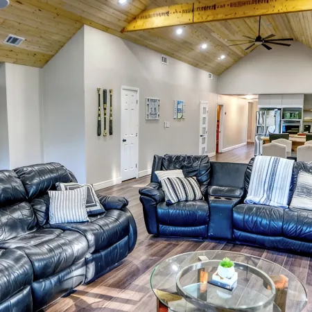 Cozy lake side villa for family getaway. Pet-friendly
