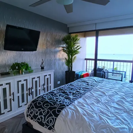 Direct Oceanfront in the Heart of Waikiki! Spectacular New Custom Reno!!!