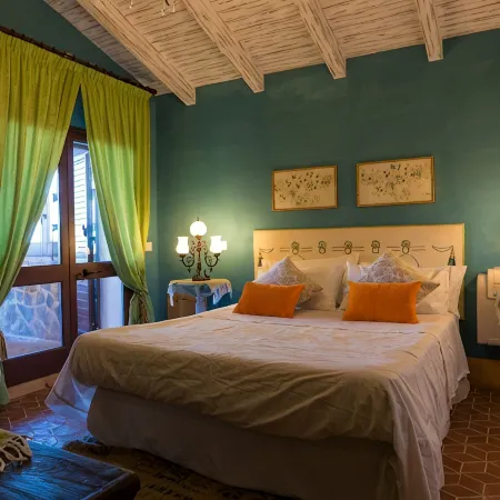 Luxury villa/ Private Heated Pool / Private Garden
