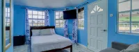 Your Quaint Home Just Steps from Beach - 2 étoiles