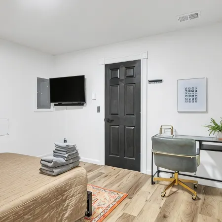 The Smith Victorian 2BR Brownstone Apartment