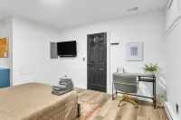 The Smith Victorian 2BR Brownstone Apartment - Balkoner