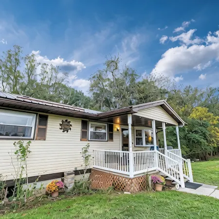 3br Cottage in Lansing bordering the New River Gorge National Park and Preserve