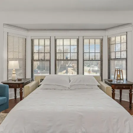 Heart of Elmwood Village cozy apartment