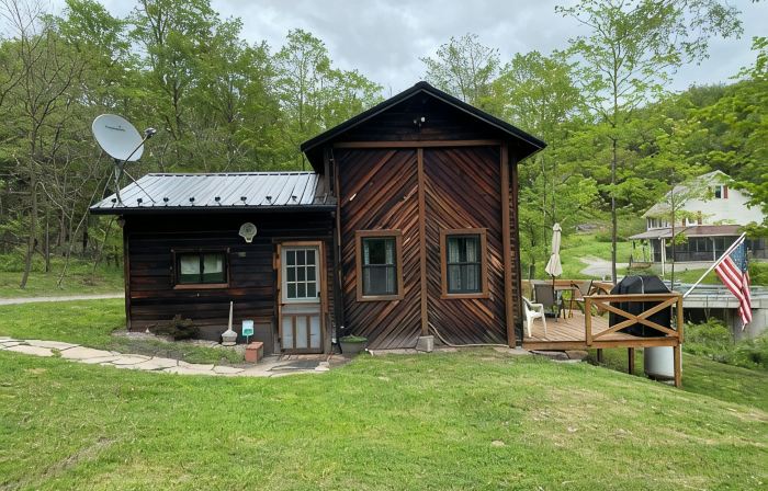 The Railroad Scale House: 40 Private Acres & Creek
