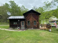 The Railroad Scale House: 40 Private Acres & Creek - Chalets