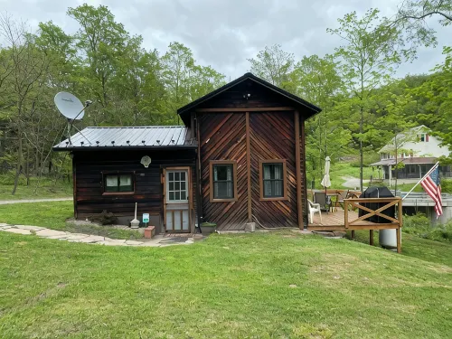 The Railroad Scale House: 40 Private Acres & Creek - Chalets