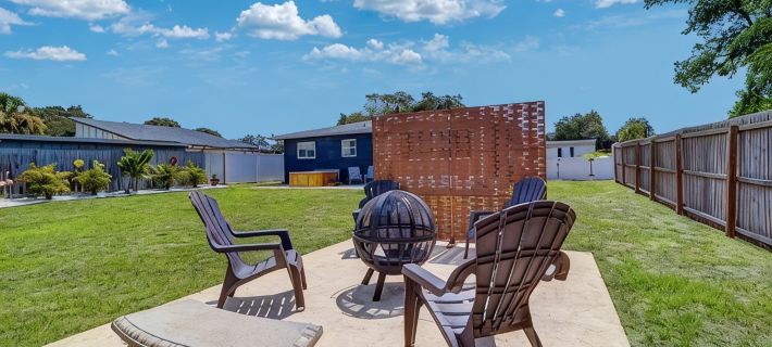2 Bedroom Bungalow With Hot Tub Near Indian Rocks Beach Hotels in Largo