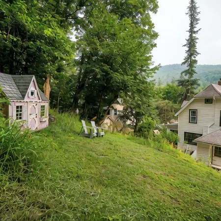 Modern 5-Bedroom Ski/Summer Mountain Home -Game Room-Hot Tub-3 Min to Belleayre