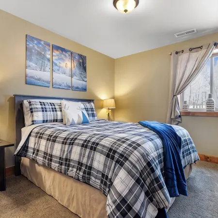 Twin Aspen-Terry Peak Cabin, Hot Tub, WiFi & AC, Garage Access