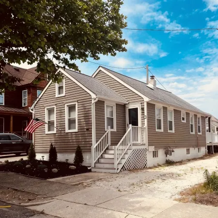 BAY AND BEACHRelax in this well appointed beach cottage in historic Old Town