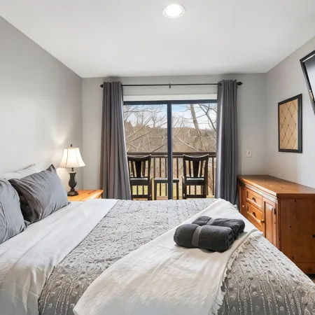 Mount Snow Condo: 4 min Walk to Sundance Lift (High Speed - 6 Seat)