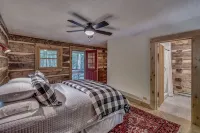 Hand Hewn Log Cabin Newly Renovated, rustic-modern design - Wi-Fi