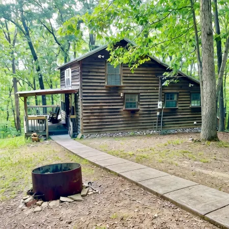 Cozy Cabin in the hills of Kentucky Lake. Family getaway or relaxing escape!