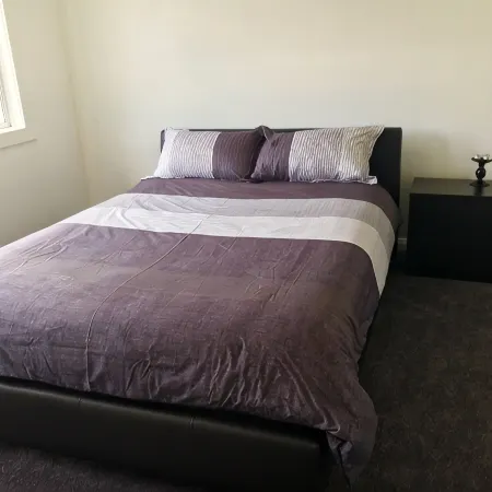 Entire House 3 bedrooms, 5 minute walk to town centre and 1 minute to beach